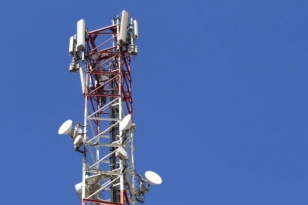 Telecommunications tower against blue sky — Stock Photo, Image