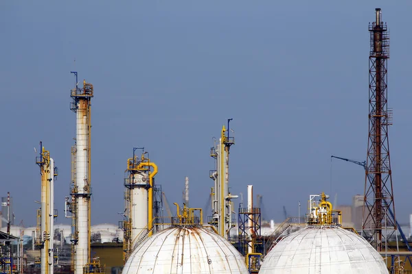 Промышленные детали на крупном нефтеперерабатывающем заводе — стоковое фото