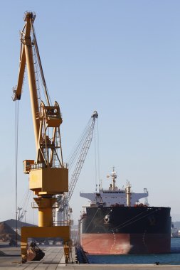 Kargo gemisi limanda