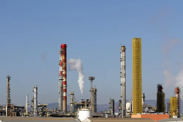 Petróleo refinaria fumaça pilhas e chaminés — Fotografia de Stock