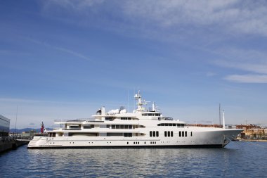 Harbor'da demirli lüks yat