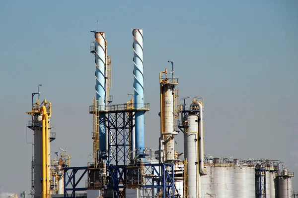 Химическая промышленность на крупном нефтеперерабатывающем заводе — стоковое фото