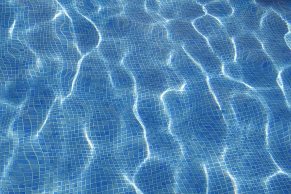 游泳池的水与太阳的几点思考 — 图库照片