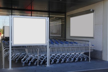 Bir süpermarkette boş billboard