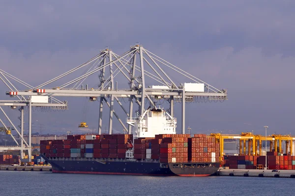 Bir kargo konteyner liman kaldırılıyor