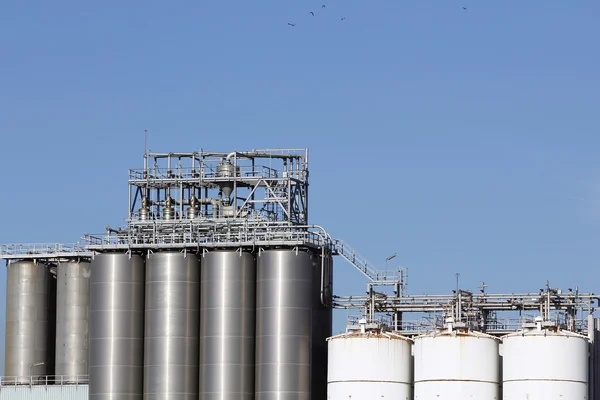 Silos y tanques de almacenamiento —  Fotos de Stock