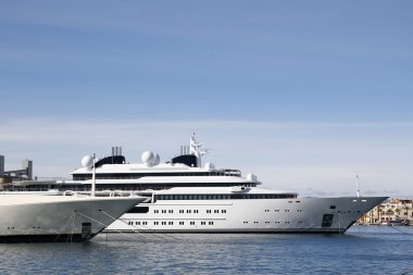 Harbor'da demirli lüks yat