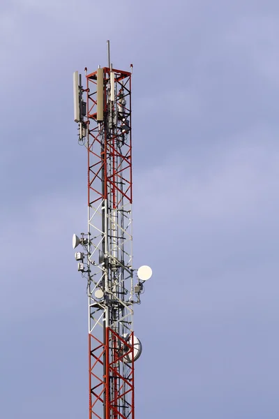 Telekommunikationstorn mot blå himmel — Stockfoto