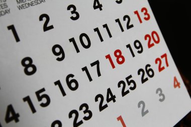 Siyah ve kırmızı numaraları ile takvim yakın çekim