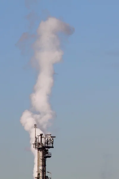 Industriella rök från skorstenen Royaltyfria Stockfoton