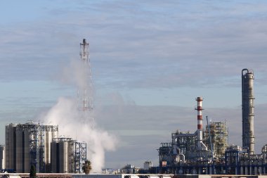 Petrol rafinerisi duman yığınları