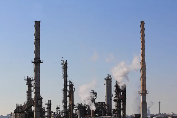 Oil refinery smoke stacks — Stock Photo, Image