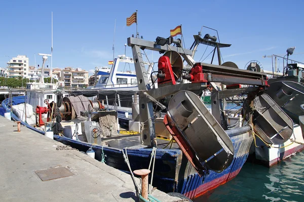 Barco de pesca em um porto comercial — Fotografia de Stock