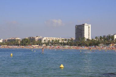 Salou kalabalık plaj, yaz