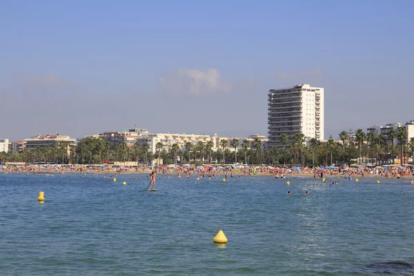 Het drukke strand van Salou op de zomer — Stockfoto