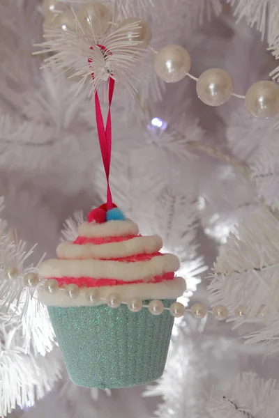 Weißer Weihnachtsbaum, mit Halskette und Cupcake — Stockfoto