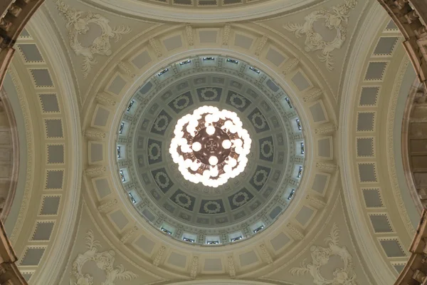 Bir kubbe iç çekim