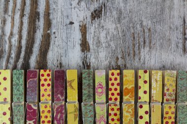 Ahşap arka plan olarak el yapımı clothespins dönüştürün