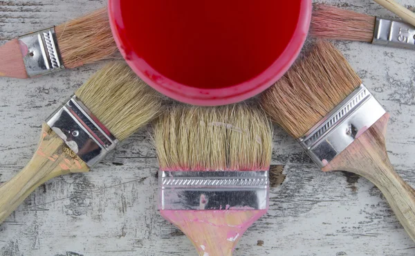 Paintbrushes and paint can in a wood background — Stock Photo, Image