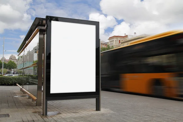 Otobüs durağı boş billboard ile — Stok fotoğraf