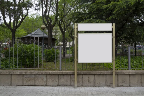 Panneau d'affichage vierge dans un parc — Photo