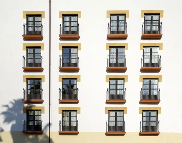 Muchos balcones en una fachada — Foto de Stock