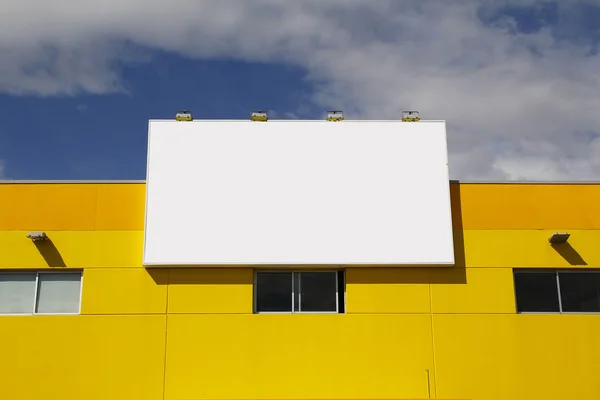 Пустой рекламный щит в желтом магазине — стоковое фото