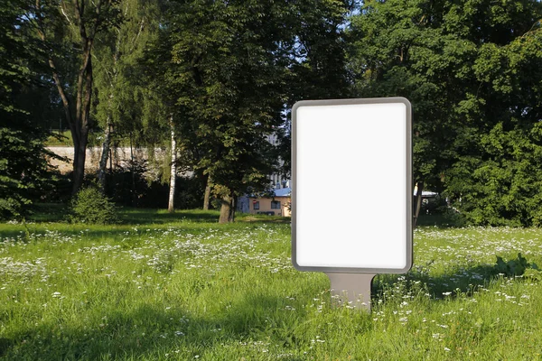 Cartelera en blanco en un parque, ambiente verde — Foto de Stock