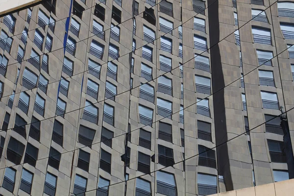 Réflexions dans un verre de bâtiment — Photo