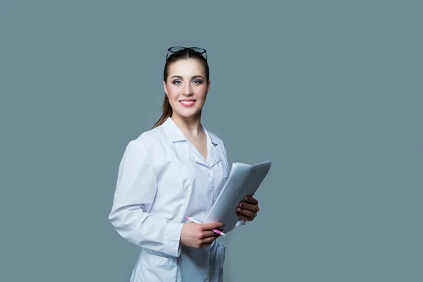 Trabalhador médico feminino com documentos em mãos — Fotografia de Stock