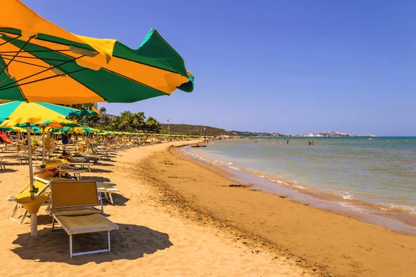 Καλοκαίρι Θαλασσογραφία. Ακτή του Gargano: παραλία στον κόλπο του Vieste.-(Apulia) Ιταλία-Portonuovo είναι μια διαδοχή από ψιλή άμμο αμμόλοφους, διασχίζεται από πολλά μικρά ρυάκια kars, που δροσίζουν τους επισκέπτες για το ζεστό καλοκαίρι. — Φωτογραφία Αρχείου