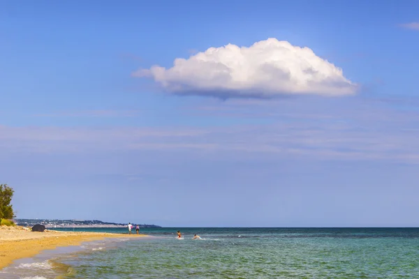 De mooiste zandstranden van Apulië. ITALIË (SALENTO) .Van Torre Pali tot Pescoluse is de kust gemaakt van een zo fijn wit zand en verscheurd door een zo heldere zee dat het 'Malediven van Salena' wordt genoemd.. — Stockfoto