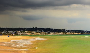 Puglia: Torre Vado en güzel kumlu plajları. Italy(Salento). Santa Maria di Leuca şehrin arka planda.