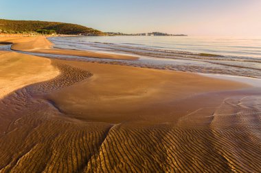Yaz deniz manzarası. Gargano sahil: bay, Vieste.-(Apulia) İtalya-Portonuovo plajıdır ziyaretçi sıcak yaz aylarında serin birçok küçük kars akarsu tarafından geçti güzel kumulları bir arkaya.