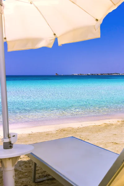 Le spiagge sabbiose più belle della Puglia. Costa del Salento: relax sotto ombrelloni. Spiaggia di Porto Cesareo. ITALIA (Lecce ). — Foto Stock