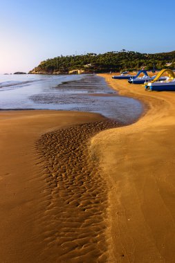 Yaz deniz manzarası. Gargano sahil: bay, Vieste.-(Apulia) İtalya-Portonuovo plajıdır ziyaretçi sıcak yaz aylarında serin birçok küçük kars akarsu tarafından geçti güzel kumulları bir arkaya.