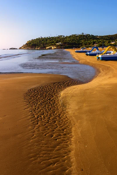Yaz deniz manzarası. Gargano sahil: bay, Vieste.-(Apulia) İtalya-Portonuovo plajıdır ziyaretçi sıcak yaz aylarında serin birçok küçük kars akarsu tarafından geçti güzel kumulları bir arkaya.