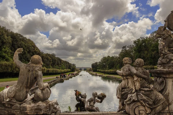 Caserta, Itália, 1 de maio de 2016: Caserta Palace Royal Garden. Grupo escultural: A Fonte de Ceres.. É uma antiga residência real em Caserta construído para os reis Bourbon de Nápoles . — Fotografia de Stock
