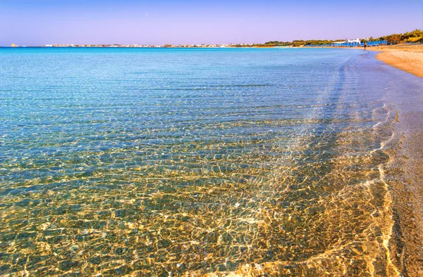 풀리아: 포르토 세 자 레오, Salento 해안의 가장 아름 다운 모래 바닷가. 이탈리아 (레체)입니다. 그것은 17 킬로미터 및 그것의 투명 한 바닷물에 대 한 확장의 화창한 해변 덕분에 관광 리조트. — 스톡 사진