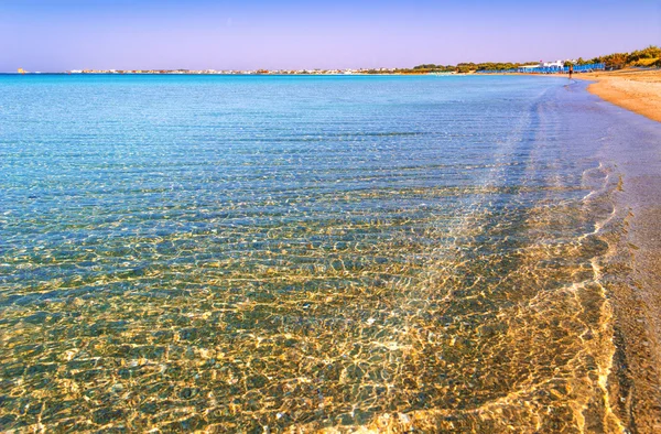 Apulia: Porto Cesareo tengeri, Salento partjának egyik legszebb homokos strandjaitól. Olaszország (Lecce). Turisztikai üdülőhely köszönhetően a napos strandok, 17 km-re, és a tiszta vizű kiterjesztése. — Stock Fotó