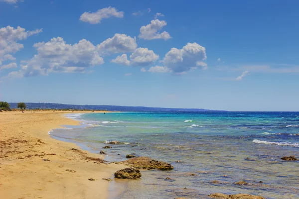 Apulia gyönyörű homokos strandjaitól. Olaszország (Salento). — Stock Fotó