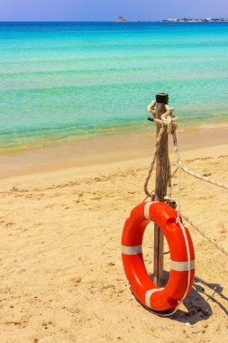Apulia: Porto Cesareo deniz,: Salento kıyılarının en güzel kumlu plajları. İtalya (Lecce). Güneşli plajlarıyla 17 kilometre ve onun berrak sularına uzanan sayesinde bir turizm beldesidir.