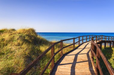 Bölgesel doğal Park Dune Costiere (Torre Canne): deniz tepeleri arasında ahşap geçit. Brindisi (Apulia)-İtalya- 