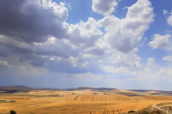 Landsbygdens landskap Summer.Between Apulien och Basilicata: kuperat landskap med spannmål skördas områden domineras av moln. — Stockfoto