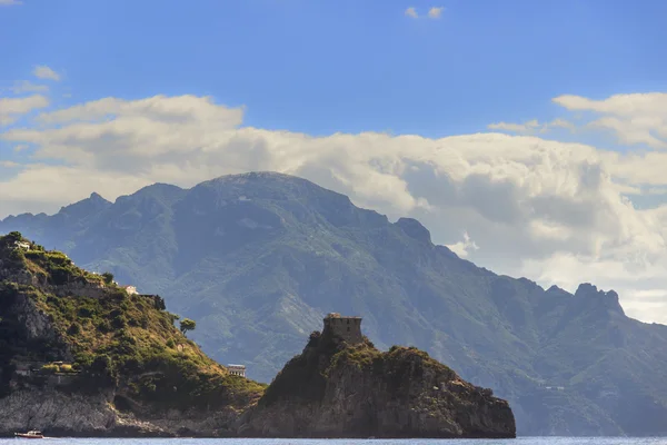 Starożytna wieża strażnicza wzdłuż malowniczego wybrzeża Amalfi w Positano, Włochy (Kampania). — Zdjęcie stockowe