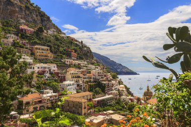 Amalfi coast (Costiera Amalfitana): Positano şehrin panoramik görünümü. İtalya (Campania).