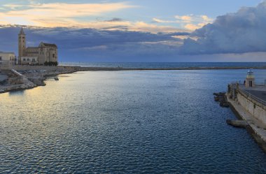 Gün batımı: Trani cathedral(Apulia) Harbor'da-İtalya-
