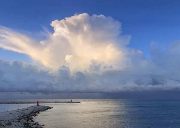 Port Trani: nyári vihar a naplemente. Apulia, Olaszország. — Stock Fotó