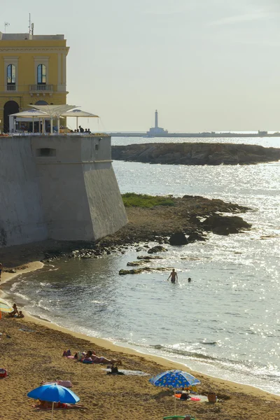 En la costa de verano. Costa de Salento: Playa de Gallipoli. Apulia (ITALIA ). —  Fotos de Stock