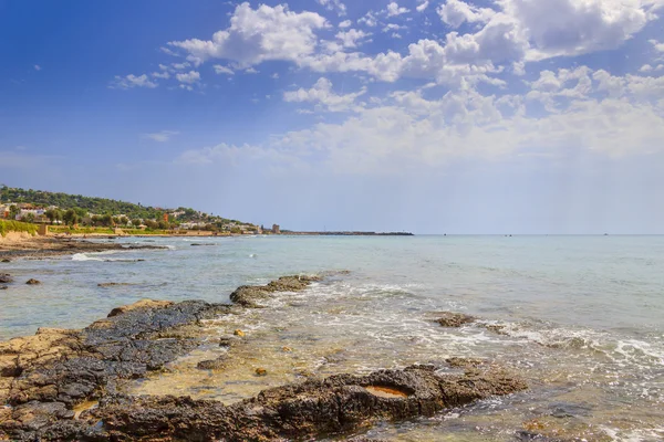 : Salento sahil, İyon Denizi: Torre Vado şehrin panoramik görünümü. İtalya (Apulia)
